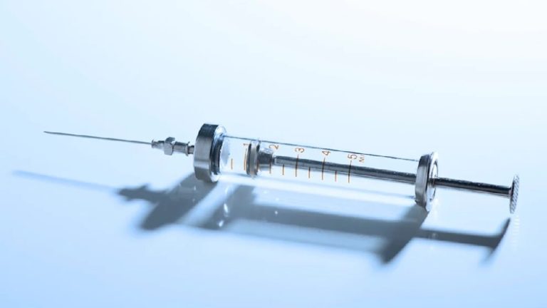 Niemcy: Mężczyzna próbował zabić żonę zastrzykiem z trucizną. Kobieta przechodząca w pobliżu uratowała jej życie