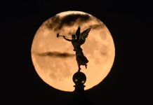 Niemcy: Superksiężyc i kometa na wieczornym niebie!