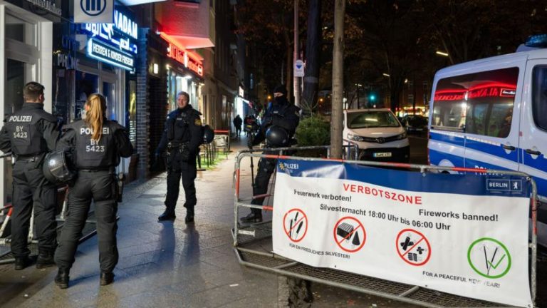 Sylwester pod nadzorem: Berlin wprowadza strefy zakazu petard i broni!