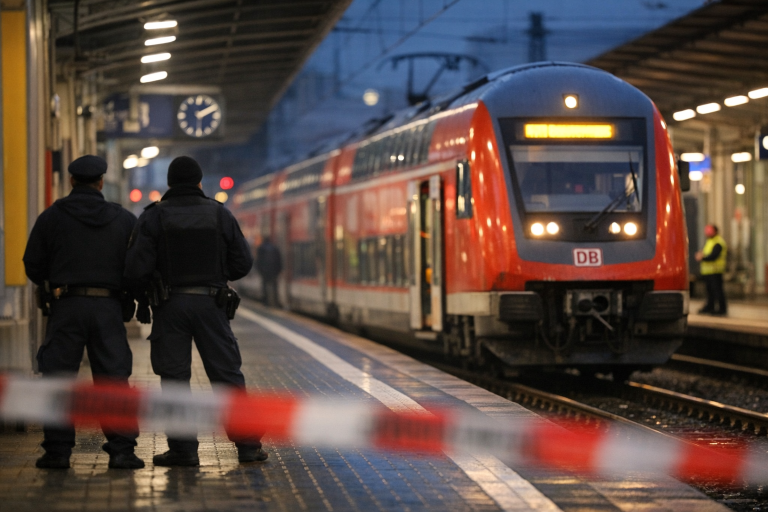 Niemcy: śmiertelny atak w pociągu regionalnym. Podejrzany 26-latek pozostaje w areszcie, prokuratura nie ujawnia jego nazwiska