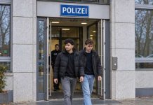 Dwóch Syryjczyków podejrzanych o planowanie zamachu w Niemczech wypuszczono już po 15 godzinach! Ilustracja AI: dwaj mężczyźni wychodzący z budynku policji