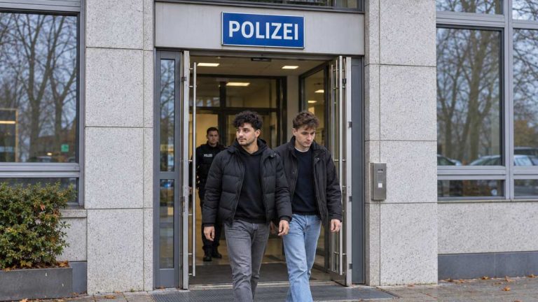 Ilustracja AI: dwaj mężczyźni wychodzący z budynku policji