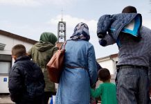 „Syryjska rodzina dostaje ponad 6 500 euro za nicnierobienie” – ostrzeżenie przed upadkiem systemu socjalnego w Niemczech