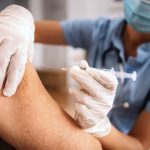 Szczepienie starszej osoby