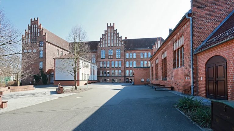 Niemcy: Atak na nauczycielkę w szkole – uczniowie znieważyli ją na tle narodowościowym