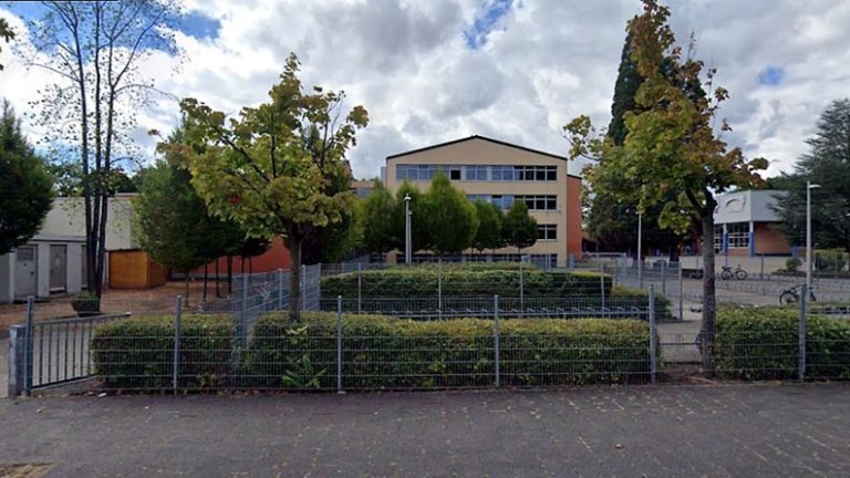 Niemcy: Nauczyciel oskarżony o stworzenie materiału pornograficznego z wizerunkiem uczennicy za pomocą sztucznej inteligencji