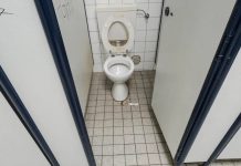 Nadrenia Północna-Westfalia: 26-latek znęcał się nad dwójką dzieci w szkolnych toaletach