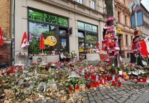 Halle: Na mobilnej tablicy pamiątkowej przy „Kiez-Döner” w Halle namalowano swastykę