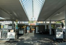Od 1 października paliwo w Niemczech ma być tańsze o około 17 centów. Czy kierowcy naprawdę odczują obniżkę? Samochód przy dystrybutorze paliwa