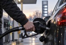 Diesel po 3 euro za litr w Niemczech? Ekspert nie wyklucza takiej ceny, a ropa kosztuje już ponad 107 dolarów! Kierowca tankuje samochód z silnikiem Diesla na stacji paliw w Niemczech