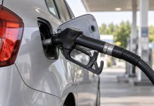 Ponad 116 euro za 50 litrów diesla. Paliwo w Niemczech znów drożeje Pistolet do tankowania we wlewie samochodu – ilustracja AI