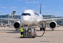 Problemy z paliwem na lotnisku we Frankfurcie! Lufthansa każe tankować więcej przed przylotem Samolot Lufthansy i obsługa tankowania na lotnisku — ilustracja AI