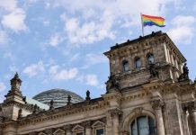 Niemcy: Posłowie Bundestagu muszą zdjąć flagi z symbolami społeczności LGBT+ ze swoich biur
