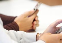 Niemcy: Minister edukacji Badenii-Wirtembergii chce ograniczenia używania telefonów w szkołach