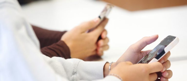 Niemcy: Minister edukacji Badenii-Wirtembergii chce ograniczenia używania telefonów w szkołach