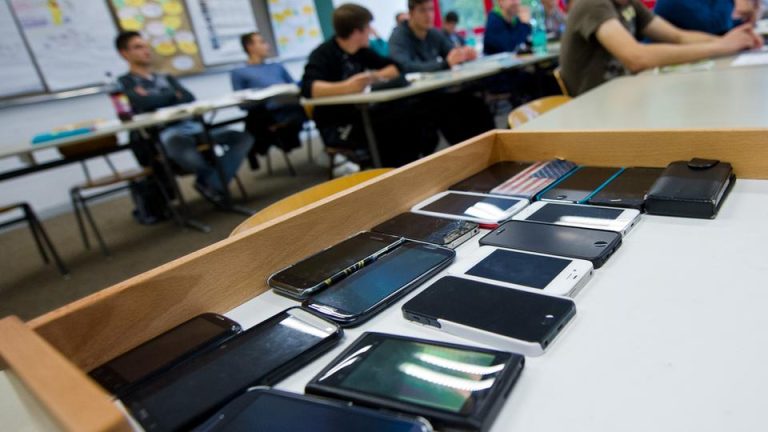 Całkowity zakaz używania telefonów komórkowych w szkołach Hesji – wyjątki tylko w szczególnych przypadkach