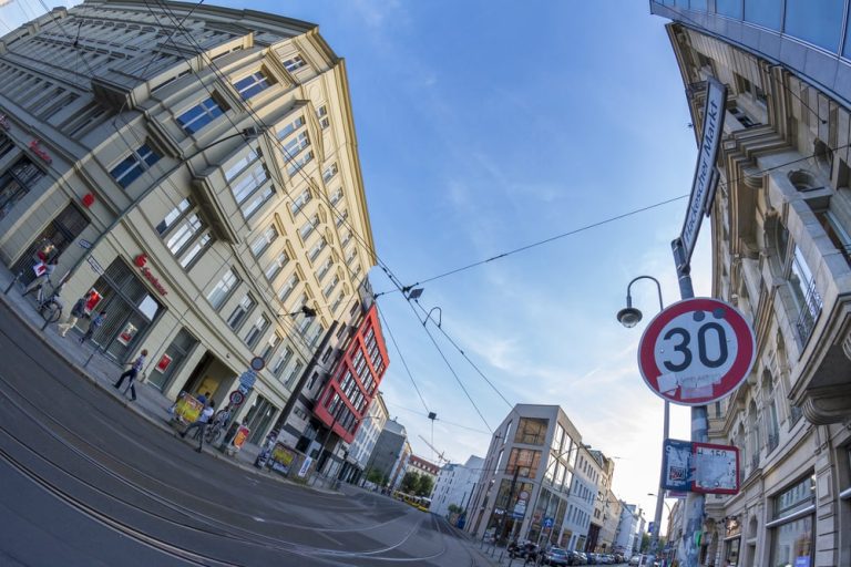 350 miast i gmin w Niemczech popiera inicjatywę wprowadzania ograniczeń prędkości do 30 km/h