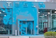 Atak farbą na salon Tesli w Berlinie – aktywiści oskarżają Elona Muska o wspieranie skrajnej prawicy