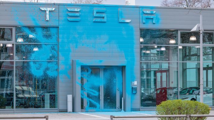 Atak farbą na salon Tesli w Berlinie – aktywiści oskarżają Elona Muska o wspieranie skrajnej prawicy