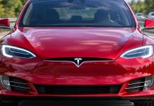 Przy 286 km/h pękła opona! Tesla dachowała na autostradzie pod Berlinem Ilustracja AI przedstawiająca czerwoną Teslę na niemieckiej autostradzie; nie jest zdjęciem wypadku
