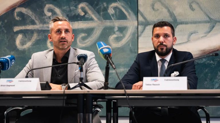 Tobias Rausch i Ulrich Siegmund z AfD podczas konferencji prasowej w Magdeburgu