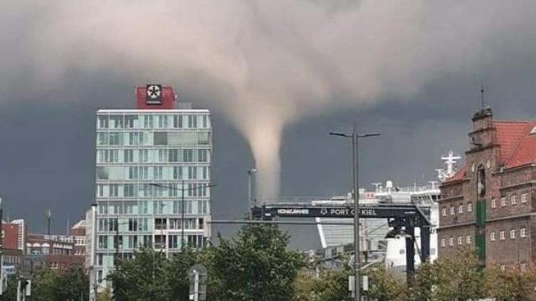 Tornado w Kiel: Kilka osób zostało zdmuchniętych do Bałtyku! (WIDEO)