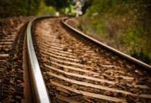 Sabotaż na linii kolejowej Düsseldorf–Kolonia w Niemczech: akty wandalizmu paraliżują ruch pociągów