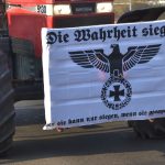 Traktor z symbolem nazistowskim