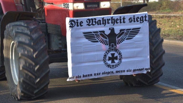 Traktory z symbolami nazistowskimi podczas demonstracji rolników w Norymberdze!