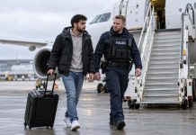 Od czerwca Niemcy odesłały do Włoch i Grecji tylko czterech migrantów! Ilustracja AI: podróżny z walizką i policjant przy samolocie
