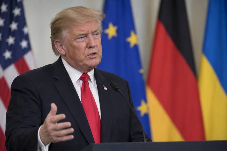 Donald Trump na tle flag USA, Unii Europejskiej, Niemiec i Ukrainy