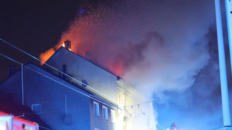 Trzy osoby zginęły w pożarze kamienicy w Solingen. Matka wysokoczyła z dzieckiem z trzeciego piętra