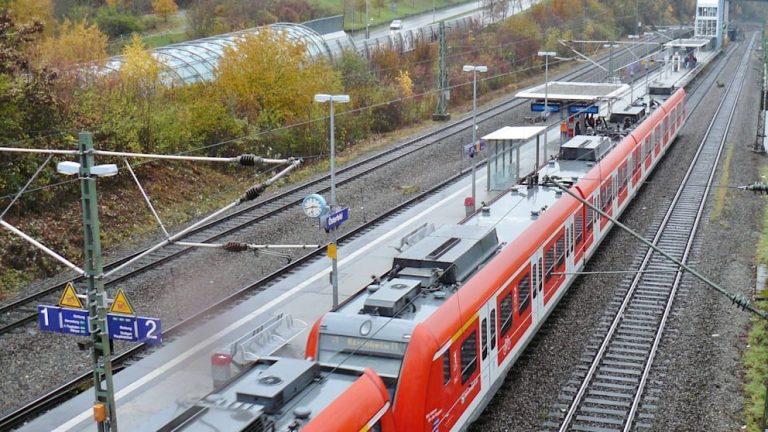 Stuttgart: Tunezyjczyk molestował kobietę, a następnie wpadł pod pociąg i stracił rękę