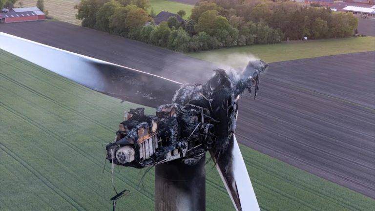 Niemcy: Pożar turbiny wiatrowej na wysokości 65 metrów – akcja gaśnicza niemożliwa