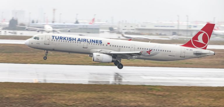 Niemcy: kolejne transporty z Afganistanu — rodziny po latach oczekiwania wylądują w Hanowerze, tysiące osób wciąż czeka w Pakistanie