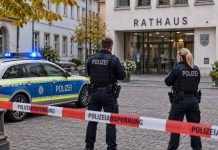 Afgańczyk otworzył ogień do policjantów w Niemczech. Funkcjonariusze zastrzelili 27-latka Ilustracja AI: policjanci zabezpieczają teren przy niemieckim ratuszu