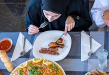 Koniec z currywurst! Szkoła w Gelsenkirchen narzuca wyłącznie halal