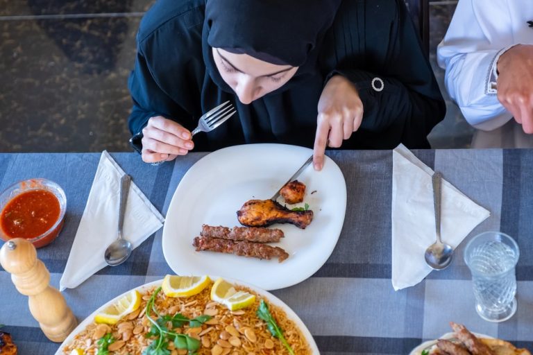 Koniec z currywurst! Szkoła w Gelsenkirchen narzuca wyłącznie halal