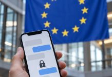 UE chce skanować prywatne wiadomości? Wyciekły nowe plany kontroli czatów! Smartfon z prywatnym czatem na tle flagi Unii Europejskiej