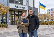 Ukraińcy w Niemczech stracą Bürgergeld? Część uchodźców może dostać o 20 procent mniej Ukraińscy uchodźcy przed Jobcenter w Niemczech — ilustracja