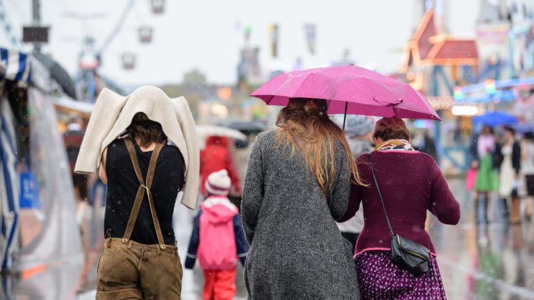 Ulewne deszcze i silne burze zagrażają Oktoberfest i Bawarii