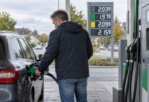 17 centów ulgi na paliwo nie trafia w całości do kierowców. Premier NRW uderza w koncerny! Kierowca tankuje samochód na stacji paliw w Niemczech – ilustracja