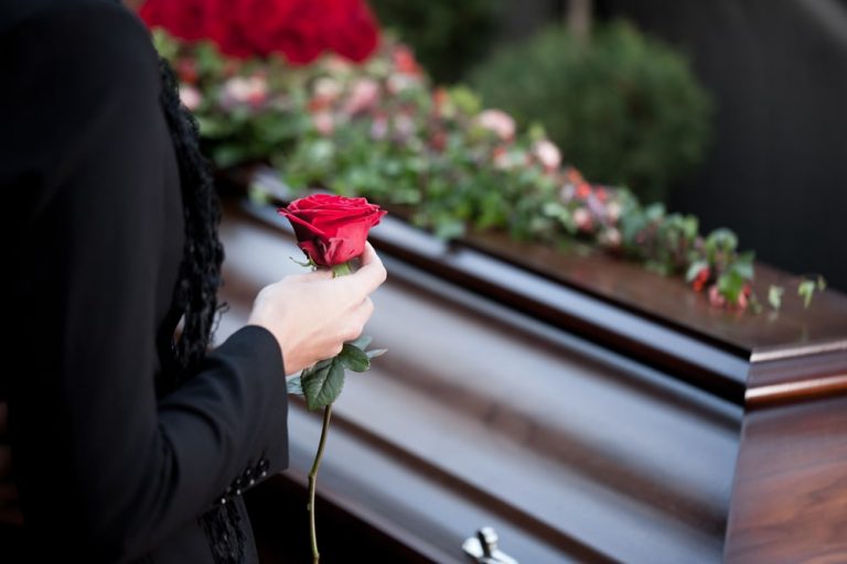 Urlop okolicznościowy w przypadku śmierci najbliższych – jakie zasady obowiązują w Niemczech?