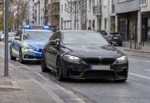 Urodził się w Niemczech, ale musi opuścić kraj. Zabił ojca rodziny, pędząc 100 km/h w strefie 40! Niemiecki samochód policyjny podczas kontroli sportowego auta