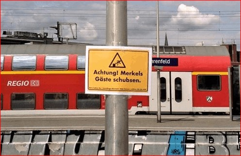 „Uwaga! Goście Merkel popychają.” – skandaliczne naklejki na jednym z dworców w Kolonii!