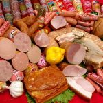 Uwaga na bakterie w kiełbasach – sprawdźcie, które produkty mogą być niebezpieczne dla zdrowia!