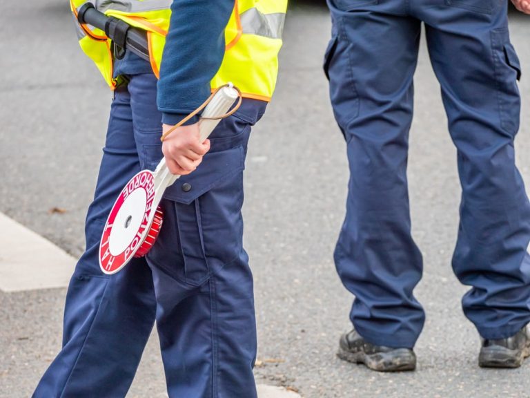Bawaria: kierowca pokazał środkowy palec przejeżdżając obok samochodu z fotoradarem. Sąd ukarał go grzywną w wysokości 5.000 euro za znieważenie policjantów