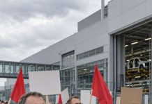 Volkswagen chce zlikwidować kolejne 50 tys. miejsc pracy! W całych Niemczech trwają protesty Pracownicy niemieckiej branży motoryzacyjnej podczas symbolicznego protestu