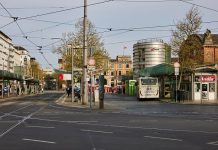 Policjant strzela do mężczyzny po ataku nożem w Bremie