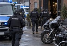 Ponad 1000 funkcjonariuszy przeszukuje około 140 obiektów w Niemczech i Europie. Wielka obława na członków Hells Angels! Niemieccy funkcjonariusze podczas obławy na sieć wokół Hells Angels